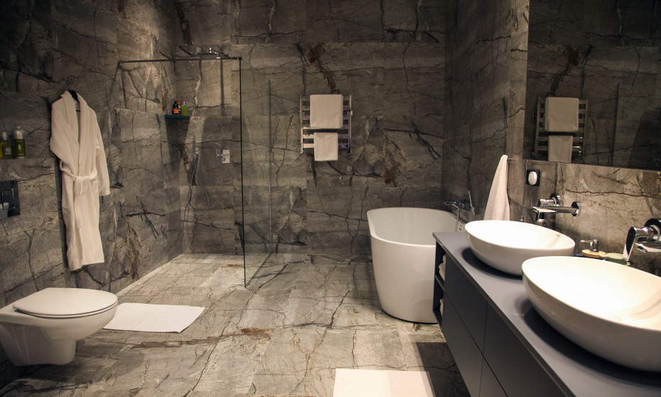 Bathroom (M. bedroom)